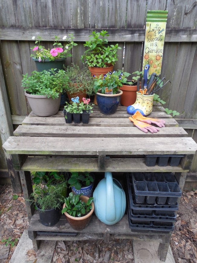 diy pallet potting bench