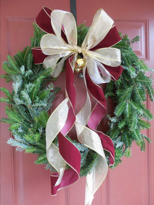 easy DIY Christmas wreath with bow